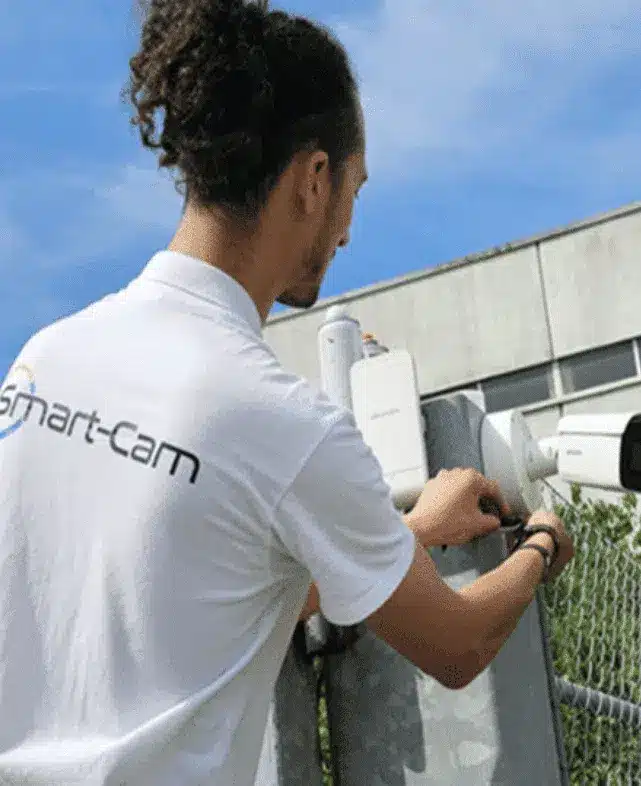 Techniker installiert eine Stallkamera