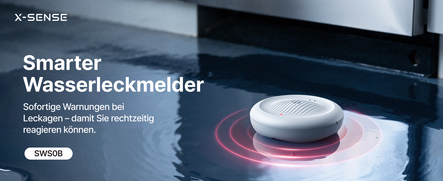 Drei X-Sense SWS0B WLAN-Wassermelder in Weiss, flach am Boden neben einer Waschmaschine – Detail 1