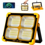 Nulmvic Akku-Baustrahler mit LED-Fläche, Solarpanel und Gelenkbügel auf dem Boden stehend