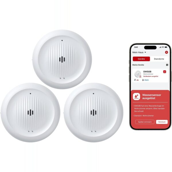 Drei X-Sense SWS0B WLAN-Wassermelder in Weiss, flach am Boden neben einer Waschmaschine