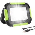 Flache LED-Arbeitsleuchte von LE mit grünen Gummikanten und rastendem Klappgriff