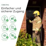 SUPRA C500 Schlüsseltresor für die Wandmontage mit Drucktastenfeld und aufgeklappter Wetterabdeckung