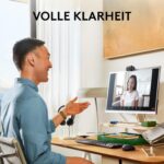 Person im Videogespräch an einem Schreibtisch
