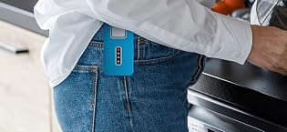 CruxCare C1 Pager mit roter und blauer Ruftaste am Halsband für den Notruf im Haus – Detail 2