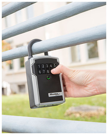 Master Lock 5401EURD Schlüsseltresor in Grau mit geöffneter Wetterklappe und Ziffernrädern – Detail 3