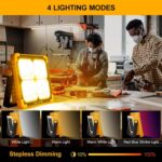 Nulmvic Akku-Baustrahler mit LED-Fläche, Solarpanel und Gelenkbügel auf dem Boden stehend