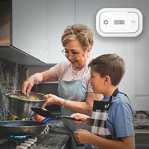 ELRO FC5003 Kohlenmonoxidmelder in Weiss mit LCD-Display an der Wand montiert – Detail 3
