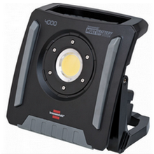 Brennenstuhl Akku-Baustrahler mit 4500 Lumen und eingesetztem 18-Volt-Akku – Detail 3