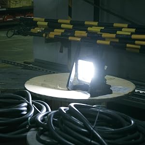 Makita DML805 LED-Baustrahler mit 20 LED, Tragegriff und aufgewickeltem Netzkabel – Detail 3