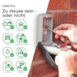 SUPRA C500 Schlüsseltresor für die Wandmontage mit Drucktastenfeld und aufgeklappter Wetterabdeckung