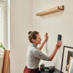 Bosch Leitungssuchgerät Truvo der 2. Generation mit LED-Ring an einer Wand