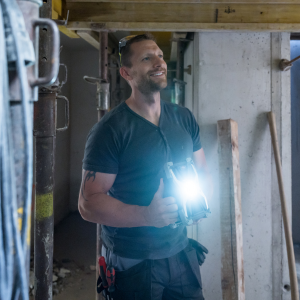 Brennenstuhl RUFUS Akku-LED-Arbeitsstrahler mit ausgeklapptem Bügel – Detail 4