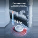 Drei X-Sense SWS0B WLAN-Wassermelder in Weiss, flach am Boden neben einer Waschmaschine