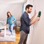 Bosch UniversalDetect Leitungssuchgerät mit Display an einer Wand