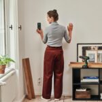 Bosch Leitungssuchgerät Truvo der 2. Generation mit LED-Ring an einer Wand