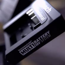 Brennenstuhl Akku-Baustrahler mit 4500 Lumen und eingesetztem 18-Volt-Akku – Detail 5