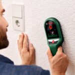 Bosch UniversalDetect Leitungssuchgerät mit Display an einer Wand