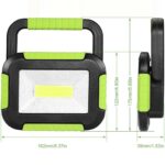 Flache LED-Arbeitsleuchte von LE mit grünen Gummikanten und rastendem Klappgriff