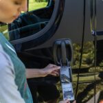 ABUS KeyGarage 797 Schlüsselbox mit silberner Zahlenradklappe und schwarzem kunststoffummanteltem Bügel