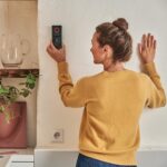 Bosch Leitungssuchgerät Truvo der 2. Generation mit LED-Ring an einer Wand