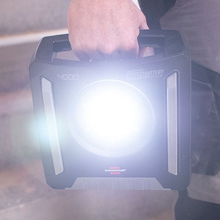 Brennenstuhl Akku-Baustrahler mit 4500 Lumen und eingesetztem 18-Volt-Akku – Detail 6