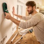 Bosch UniversalDetect Leitungssuchgerät mit Display an einer Wand