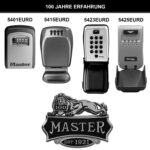 Master Lock 5401EURD Schlüsseltresor in Grau mit geöffneter Wetterklappe und Ziffernrädern