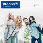 Zwei weisse Hekatron Genius Plus Rauchwarnmelder mit Klebepad und Montageset