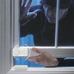 Selbstklebender Tür- und Fensteralarm mit Magnetstreifen am Fensterflügel