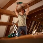 Bosch UniversalDetect Leitungssuchgerät mit Display an einer Wand
