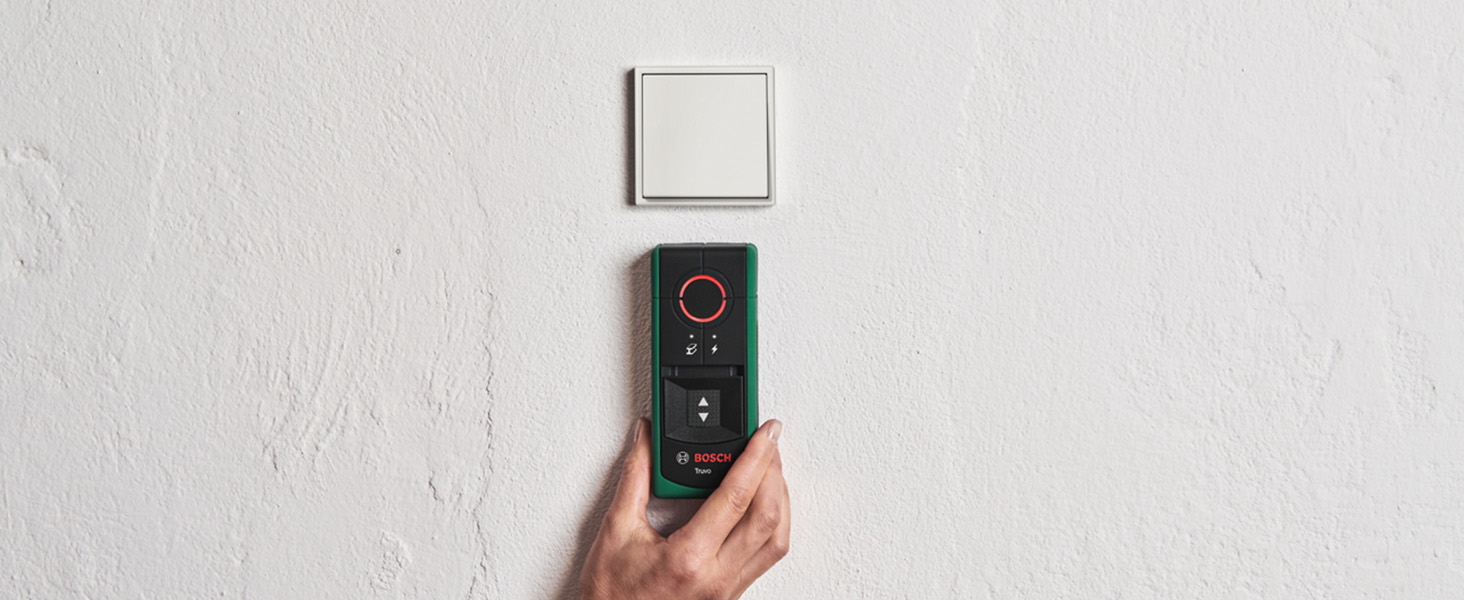 Bosch Truvo Ortungsgerät mit LED-Anzeige beim Absuchen einer Wand – Detail 8