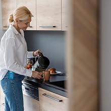 CruxCare C1 Pager mit roter und blauer Ruftaste am Halsband für den Notruf im Haus – Detail 8