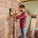 Bosch UniversalDetect Leitungssuchgerät mit Display an einer Wand
