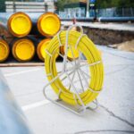 VEVOR Kabeleinziehspirale aus Glasfaser auf gelber Stahlhaspel mit Bremsgriff und Zugköpfen