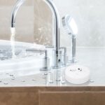 Zwei runde weisse Geevon Wassermelder mit Metallkontakten an der Unterseite