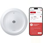Drei X-Sense SWS0B WLAN-Wassermelder in Weiss, flach am Boden neben einer Waschmaschine