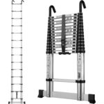 Ausgezogene Aluminium-Teleskopleiter mit Stabilisatorstange und Einhängehaken