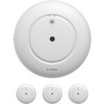 Drei X-Sense SWS0B WLAN-Wassermelder in Weiss, flach am Boden neben einer Waschmaschine