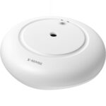 Drei X-Sense SWS0B WLAN-Wassermelder in Weiss, flach am Boden neben einer Waschmaschine