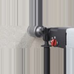 Bohrhammer mit aufgesetzter Bohrkrone beim Bohren in eine Wand