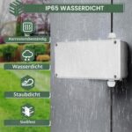 Weisse Abzweigdose IP65 an einer Aussenwand im Regen, Kabel oben und unten durch Verschraubungen gefuehrt