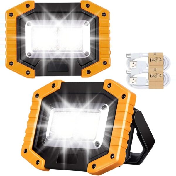 Zwei orange-schwarze LED-Akku-Baustrahler mit COB-Leuchtfeld und zwei USB-Ladekabeln
