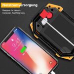 Baustrahler laedt ueber den USB-Ausgang ein Smartphone