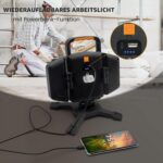 Leuchte auf einer Baustelle mit USB-Ausgang, daran ein ladendes Smartphone