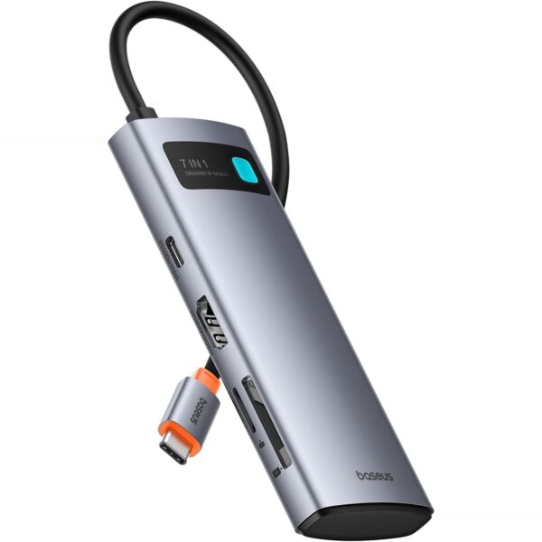 Baseus USB-C Hub 7-in-1 in Aluminium-Grau mit angeschlossenem USB-C-Stecker