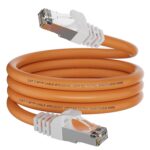 Orangefarbenes Cat-7-Netzwerkkabel aufgerollt mit zwei geschirmten RJ45-Metallsteckern