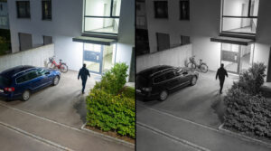 Dieselbe Nachtszene zweimal: links in Farbe mit erkennbarem blauem Auto und rotem Fahrrad, rechts in Schwarzweiss ohne Farbinformation