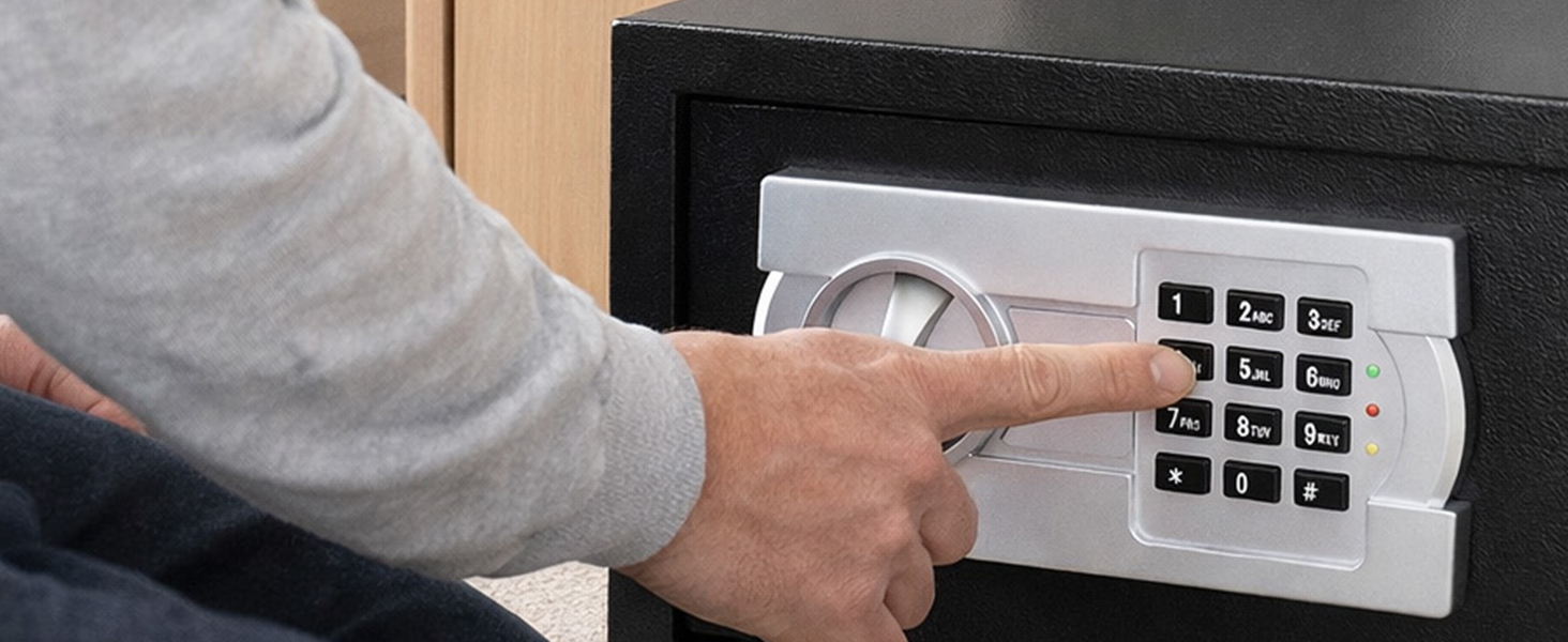 HMF 4612112 Möbeltresor in Anthrazit mit Tastenfeld des Elektronikschlosses und geöffneter Tür – Detail 5