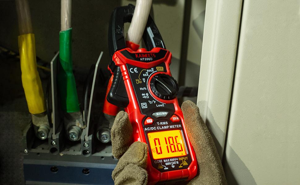 KAIWEETS HT206D Stromzange in Rot mit geöffneter Messzange und beleuchtetem Display – Detail 3