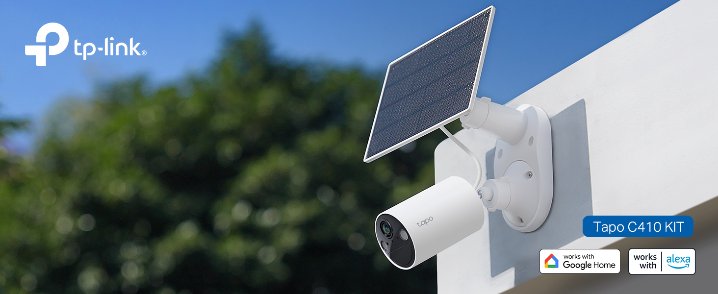 Tapo C410 KIT mit weisser Akkukamera und angeschlossenem Solarpanel A201 an einer Hauswand – Detail 2